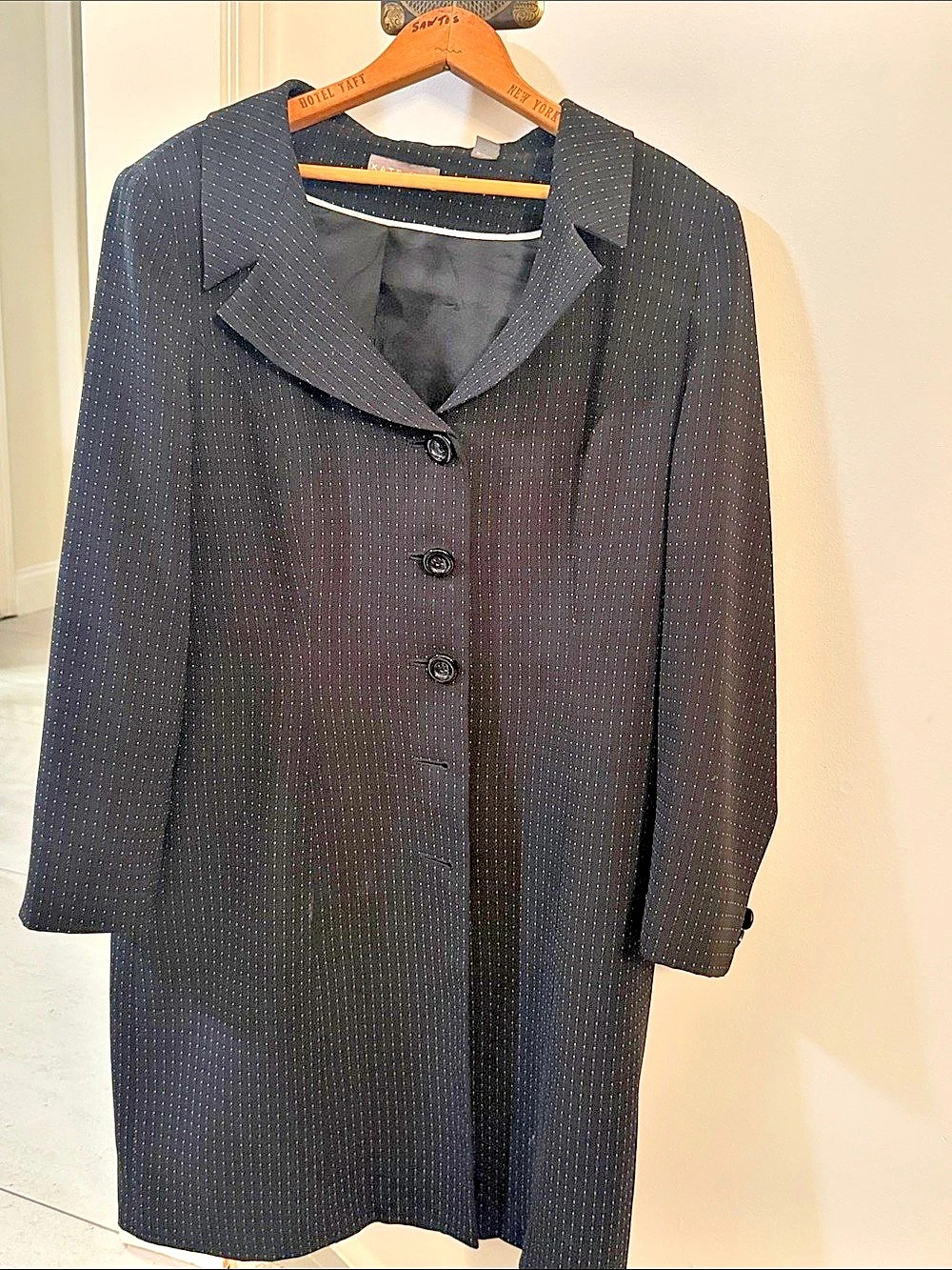 Kate Hill Black dotted and pin striped lightweight button up coat.
Sz 14